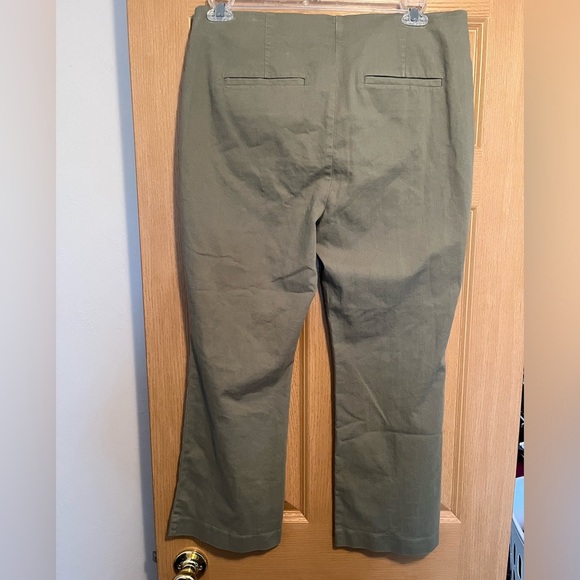 Ann Taylor LOFT Green Kick Crop Pants Women's NWT - Picture 2 of 9